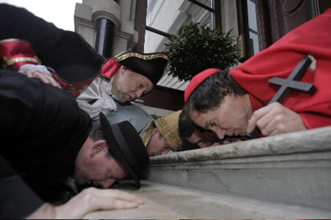 kissing the steps of the irish embassy