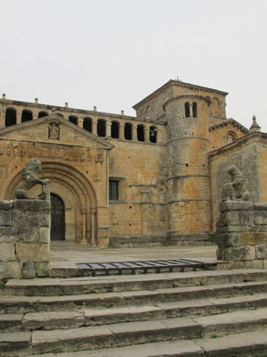 Santa Juliana, Santillana (Exterior)